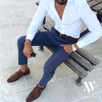30 Jährige: Braune Doppelmonks aus Leder kombinieren – 336 Elegante Herren Outfits warm Wetter: Kombinieren Sie ein weißes Langarmhemd mit einer dunkelblauen Anzughose für einen stilvollen, eleganten Look. Vervollständigen Sie Ihr Look mit braunen Doppelmonks aus Leder.