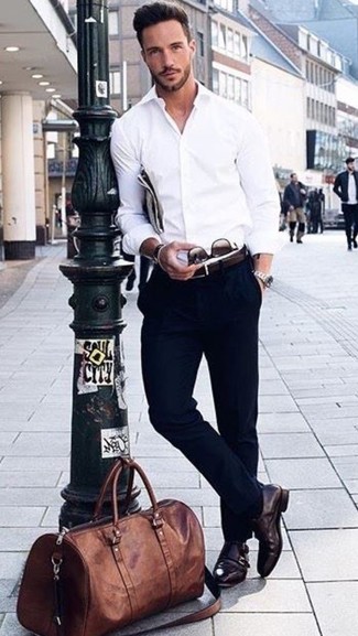 30 Jährige: Braune Reisetasche kombinieren – 173 Herren Outfits warm Wetter: Kombinieren Sie ein weißes Langarmhemd mit einer braunen Reisetasche für einen entspannten Wochenend-Look. Fühlen Sie sich mutig? Komplettieren Sie Ihr Outfit mit dunkelbraunen Doppelmonks aus Leder.