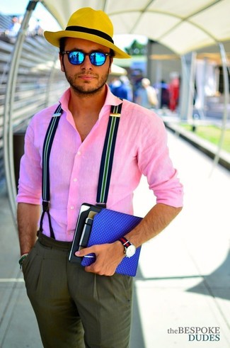 Dunkelblauen und grünen Hosenträger kombinieren – 90 Herren Outfits: Kombinieren Sie ein rosa Langarmhemd mit einem dunkelblauen und grünen Hosenträger für einen entspannten Wochenend-Look.