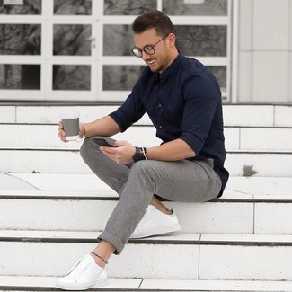 Weißes Armband kombinieren – 259 Herren Outfits: Für ein bequemes Couch-Outfit, erwägen Sie das Tragen von einem dunkelblauen Langarmhemd und einem weißen Armband. Fügen Sie weißen niedrige Sneakers für ein unmittelbares Style-Upgrade zu Ihrem Look hinzu.