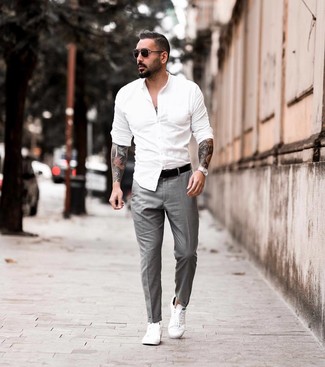 Wie weiße Leder niedrige Sneakers mit weißen Langarmhemdes zu kombinieren – 99 Smart-Casual Herren Outfits: Kombinieren Sie ein weißes Langarmhemd mit einer grauen Anzughose, um vor Klasse und Perfektion zu strotzen. Fühlen Sie sich ideenreich? Wählen Sie weißen Leder niedrige Sneakers.