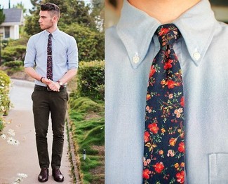 Dunkelblaue Krawatte mit Blumenmuster kombinieren – 63 Sommer Herren Outfits: Geben Sie den bestmöglichen Look ab in einem hellblauen Chambray Langarmhemd und einer dunkelblauen Krawatte mit Blumenmuster. Vervollständigen Sie Ihr Outfit mit dunkelbraunen Leder Oxford Schuhen, um Ihr Modebewusstsein zu zeigen. Dieser Look ist besten für den Sommer geeignet.