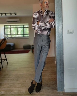 Braunes Hemd kombinieren – 52 Elegante Herren Outfits: Tragen Sie ein braunes Hemd und eine graue Anzughose für eine klassischen und verfeinerte Silhouette. Dunkelbraune Wildleder Slipper bringen Eleganz zu einem ansonsten schlichten Look.