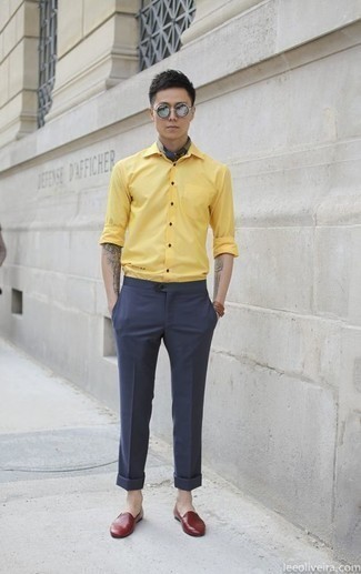 Dunkelblaue Anzughose kombinieren – 500+ Elegante Herren Outfits: Kombinieren Sie ein gelbes Langarmhemd mit einer dunkelblauen Anzughose für eine klassischen und verfeinerte Silhouette. Dunkelrote Leder Slipper sind eine großartige Wahl, um dieses Outfit zu vervollständigen.