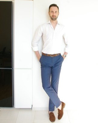 Braune Wildleder Slipper kombinieren – 500+ Herren Outfits: Etwas Einfaches wie die Wahl von einem weißen Langarmhemd und einer blauen Anzughose kann Sie von der Menge abheben. Braune Wildleder Slipper sind eine gute Wahl, um dieses Outfit zu vervollständigen.