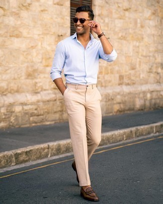 Elegante Sommer Outfits Herren 2024: Tragen Sie ein hellblaues Langarmhemd und eine hellbeige Anzughose für einen stilvollen, eleganten Look. Dunkelbraune Leder Slipper sind eine kluge Wahl, um dieses Outfit zu vervollständigen. Der Look ist mega und passt super zum Sommer.