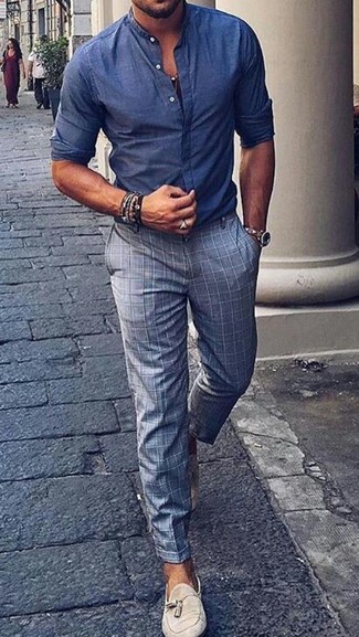 Hellbeige Slipper kombinieren – 668+ Herren Outfits: Kombinieren Sie ein blaues Chambray Langarmhemd mit einer grauen Anzughose mit Karomuster für Drinks nach der Arbeit. Hellbeige Slipper bringen Eleganz zu einem ansonsten schlichten Look.