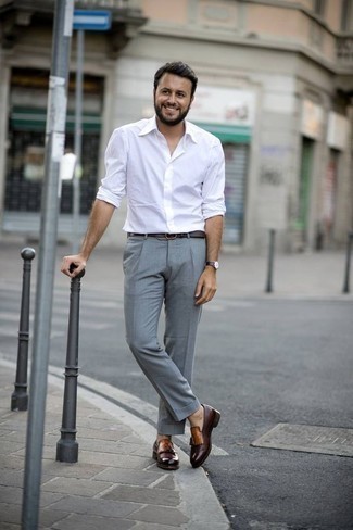 Wie Langarmhemd mit Slipper zu kombinieren – 309 Elegante Herren Outfits: Entscheiden Sie sich für einen klassischen Stil in einem Langarmhemd und einer grauen Anzughose. Komplettieren Sie Ihr Outfit mit Slippern.
