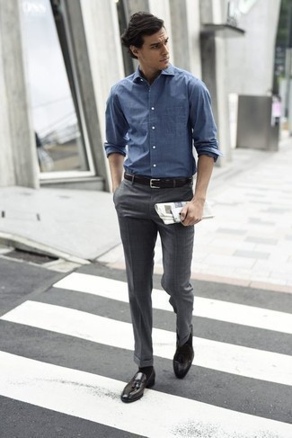 20 Jährige: Dunkelbraune Leder Slipper mit Quasten kombinieren – 110 Herren Outfits: Entscheiden Sie sich für einen klassischen Stil in einem blauen Langarmhemd und einer grauen Anzughose. Dunkelbraune Leder Slipper mit Quasten sind eine ideale Wahl, um dieses Outfit zu vervollständigen.