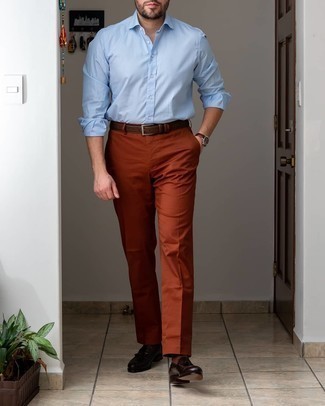 Langarmhemd kombinieren – 500+ Elegante Herren Outfits: Kombinieren Sie ein Langarmhemd mit einer rotbraunen Anzughose für einen stilvollen, eleganten Look. Dieses Outfit passt hervorragend zusammen mit dunkelbraunen Leder Slippern mit Quasten.