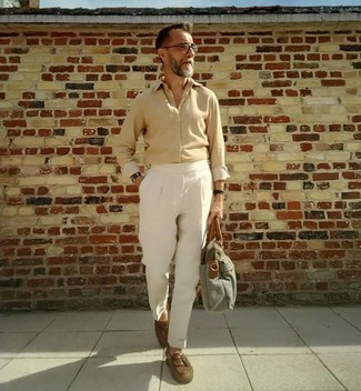 50 Jährige: Schuhe kombinieren – 500+ Sommer Herren Outfits: Kombinieren Sie ein hellbeige Langarmhemd mit einer weißen Anzughose für einen stilvollen, eleganten Look. Dunkelbraune Leder Slipper mit Quasten sind eine großartige Wahl, um dieses Outfit zu vervollständigen. Was für eine geniale Sommer-Look Idee!