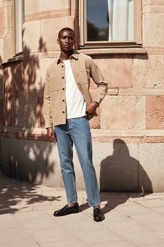 Smart-Casual Sommer Outfits Herren 2024: Die Vielseitigkeit von einem beige Cordlangarmhemd und hellblauen Jeans machen sie zu einer lohnenswerten Investition. Setzen Sie bei den Schuhen auf die klassische Variante mit dunkelbraunen Leder Slippern. Dieser Look ist ein perfekter Sommer-Look.