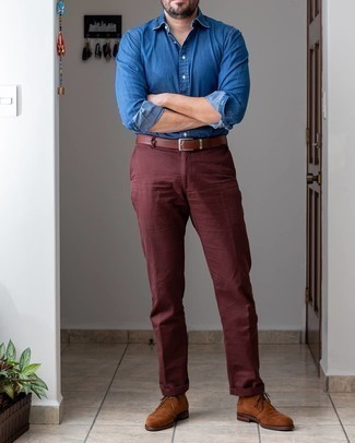 30 Jährige: Wie Chinohose mit Chukka-Stiefel zu kombinieren – 500+ Herren Outfits: Kombinieren Sie ein blaues Chambray Langarmhemd mit einer Chinohose für ein großartiges Wochenend-Outfit. Chukka-Stiefel sind eine perfekte Wahl, um dieses Outfit zu vervollständigen.