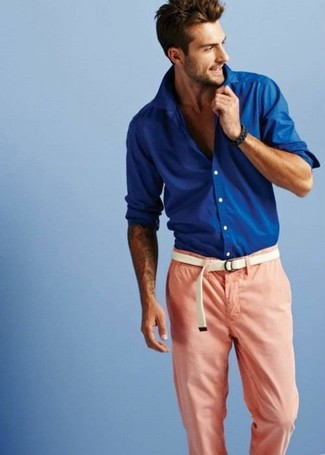 Rosa Chinohose kombinieren – 134 Herren Outfits: Entscheiden Sie sich für ein blaues Langarmhemd und eine rosa Chinohose, um einen lockeren, aber dennoch stylischen Look zu erhalten.