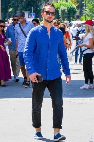 Welche Jeans mit blauen Langarmhemdes zu tragen – 2 Casual Herren Outfits heiß Wetter: Kombinieren Sie ein blaues Langarmhemd mit Jeans für ein großartiges Wochenend-Outfit. Blaue Slip-On Sneakers aus Segeltuch sind eine perfekte Wahl, um dieses Outfit zu vervollständigen.