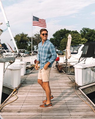 Wie Langarmhemd mit Bootsschuhe zu kombinieren – 208 Sommer Herren Outfits: Vereinigen Sie ein Langarmhemd mit hellbeige Shorts für ein sonntägliches Mittagessen mit Freunden. Ergänzen Sie Ihr Look mit Bootsschuhen. Was für eine tolle Sommer-Outfit Idee!