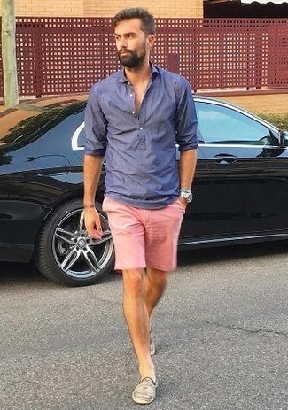 Rosa Shorts kombinieren – 97 Herren Outfits: Vereinigen Sie ein blaues Langarmhemd mit rosa Shorts, um mühelos alles zu meistern, was auch immer der Tag bringen mag. Vervollständigen Sie Ihr Look mit hellbeige Segeltuch Espadrilles.