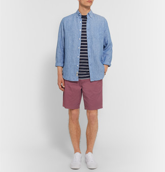 Violette Shorts kombinieren – 36 Herren Outfits: Vereinigen Sie ein blaues Chambray Langarmhemd mit violetten Shorts für einen bequemen Alltags-Look. Weiße niedrige Sneakers sind eine kluge Wahl, um dieses Outfit zu vervollständigen.