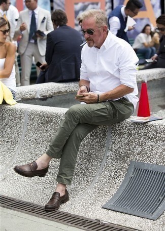 40 Jährige: Welche Hosen mit brauner Schuhe zu tragen – 173 Smart-Casual Sommer Herren Outfits: Kombinieren Sie ein weißes Langarmhemd mit einer Hose für ein bequemes Outfit, das außerdem gut zusammen passt. Fühlen Sie sich mutig? Komplettieren Sie Ihr Outfit mit dunkelbraunen Leder Slippern. Dieses Outfit  ist für den Sommer einfach toll.