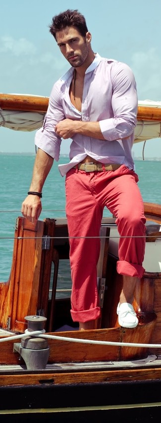 Hellbeige Ledergürtel kombinieren – 264 Herren Outfits: Vereinigen Sie ein hellviolettes Langarmhemd mit einem hellbeige Ledergürtel für einen entspannten Wochenend-Look. Fühlen Sie sich mutig? Wählen Sie weißen Leder Bootsschuhe.