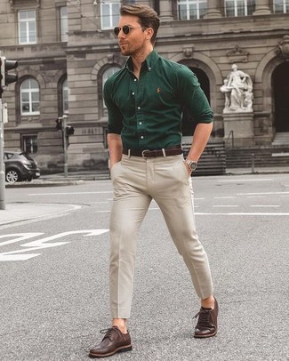 Braune Leder Brogues kombinieren – 377 Smart-Casual Herren Outfits: Kombinieren Sie ein dunkelgrünes Langarmhemd mit einer hellbeige Chinohose für ein großartiges Wochenend-Outfit. Putzen Sie Ihr Outfit mit braunen Leder Brogues.