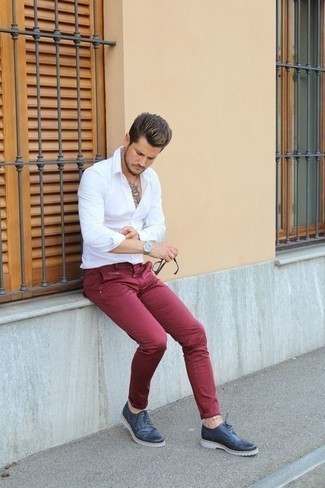 Rote Hose kombinieren – 500+ Herren Outfits: Vereinigen Sie ein weißes Langarmhemd mit einer roten Hose, um einen lockeren, aber dennoch stylischen Look zu erhalten. Fühlen Sie sich mutig? Entscheiden Sie sich für dunkelblauen Leder Brogues.