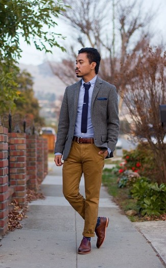 30 Jährige: Dunkelblaues Einstecktuch kombinieren – 495 Smart-Casual Herren Outfits: Für ein bequemes Couch-Outfit, vereinigen Sie ein hellblaues Chambray Langarmhemd mit einem dunkelblauen Einstecktuch. Fühlen Sie sich ideenreich? Wählen Sie braunen Leder Brogues.