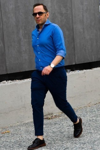 40 Jährige: Wie blaues Langarmhemd mit schwarzer Leder Derby Schuhe zu kombinieren – 4 Herren Outfits: Vereinigen Sie ein blaues Langarmhemd mit einer dunkelblauen Chinohose für ein bequemes Outfit, das außerdem gut zusammen passt. Fühlen Sie sich ideenreich? Wählen Sie schwarzen Leder Derby Schuhe.