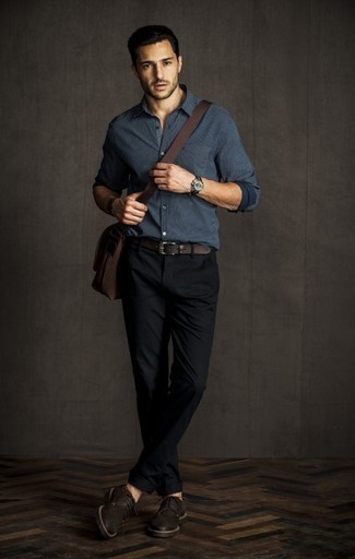 Braune Segeltuch Umhängetasche kombinieren – 65 Herren Outfits: Erwägen Sie das Tragen von einem dunkelblauen Langarmhemd und einer braunen Segeltuch Umhängetasche für einen entspannten Wochenend-Look. Fühlen Sie sich ideenreich? Wählen Sie dunkelbraunen Leder Derby Schuhe.