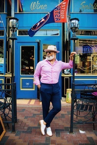 Hut kombinieren – 500+ Herren Outfits warm Wetter: Tragen Sie ein rosa Langarmhemd und einen Hut für einen entspannten Wochenend-Look. Fühlen Sie sich mutig? Entscheiden Sie sich für weißen Segeltuch Derby Schuhe.