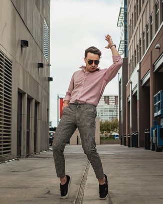 Doppelmonks aus Leder kombinieren – 500+ Herren Outfits: Entscheiden Sie sich für ein rosa Langarmhemd und eine graue vertikal gestreifte Chinohose für ein großartiges Wochenend-Outfit. Fühlen Sie sich ideenreich? Ergänzen Sie Ihr Outfit mit Doppelmonks aus Leder.
