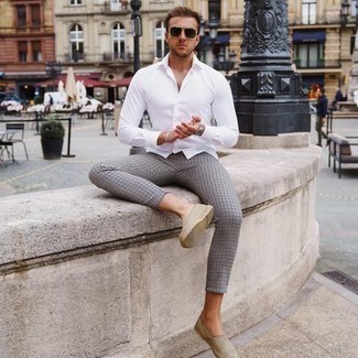 Beige Espadrilles kombinieren – 93 Herren Outfits: Tragen Sie ein weißes Langarmhemd und eine graue Chinohose mit Hahnentritt-Muster, um einen lockeren, aber dennoch stylischen Look zu erhalten. Beige Espadrilles sind eine großartige Wahl, um dieses Outfit zu vervollständigen.