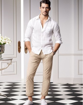 Weiße Leinenschuhe kombinieren – 86 Herren Outfits: Kombinieren Sie ein weißes Langarmhemd mit einer hellbeige Chinohose, um mühelos alles zu meistern, was auch immer der Tag bringen mag. Weiße Leinenschuhe fügen sich nahtlos in einer Vielzahl von Outfits ein.