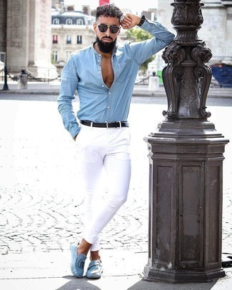 Mokassins kombinieren – 205 Casual Herren Outfits: Kombinieren Sie ein hellblaues Chambray Langarmhemd mit einer weißen Chinohose für ein sonntägliches Mittagessen mit Freunden. Mokassins sind eine ideale Wahl, um dieses Outfit zu vervollständigen.