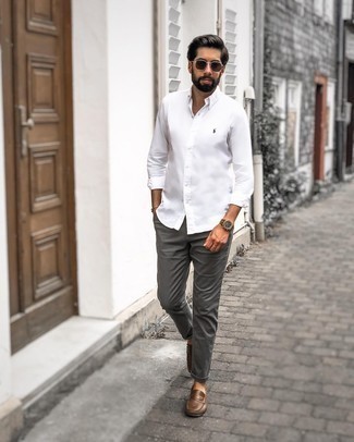 Dunkelbraune Uhr kombinieren – 1200+ Herren Outfits: Ein weißes Langarmhemd und eine dunkelbraune Uhr sind eine kluge Outfit-Formel für Ihre Sammlung. Entscheiden Sie sich für braunen Leder Mokassins, um Ihr Modebewusstsein zu zeigen.