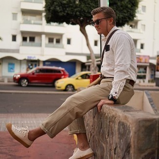 30 Jährige: Weiße Schuhe kombinieren – 500+ Herren Outfits: Kombinieren Sie ein weißes Langarmhemd mit einer beige Chinohose, um einen lockeren, aber dennoch stylischen Look zu erhalten. Machen Sie diese Aufmachung leger mit weißen Segeltuch niedrigen Sneakers.