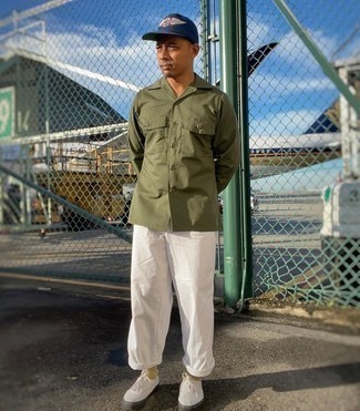 Dunkelblaue bedruckte Baseballkappe kombinieren – 464 Herren Outfits: Kombinieren Sie ein olivgrünes Langarmhemd mit einer dunkelblauen bedruckten Baseballkappe für einen entspannten Wochenend-Look. Fühlen Sie sich mutig? Wählen Sie weißen Segeltuch niedrige Sneakers.
