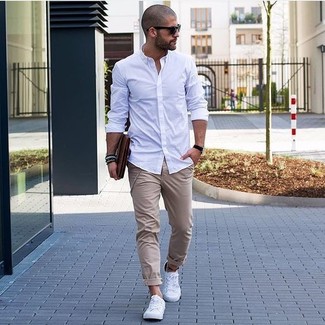 30 Jährige: Clutch Handtasche kombinieren – 500+ Herren Outfits warm Wetter: Halten Sie Ihr Outfit locker mit einem weißen Langarmhemd und einer Clutch Handtasche. Machen Sie Ihr Outfit mit weißen niedrigen Sneakers eleganter.