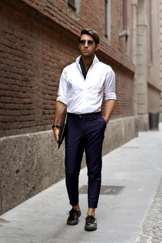 Schal mit Karomuster kombinieren – 98 Herren Outfits: Ein weißes Langarmhemd und ein Schal mit Karomuster sind eine perfekte Wochenend-Kombination. Entscheiden Sie sich für schwarzen Leder niedrige Sneakers mit Schlangenmuster, um Ihr Modebewusstsein zu zeigen.