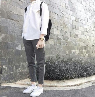 20 Jährige: Schwarzen Rucksack kombinieren – 319 Herren Outfits: Ein weißes Langarmhemd und ein schwarzer Rucksack sind eine gute Outfit-Formel für Ihre Sammlung. Fühlen Sie sich ideenreich? Komplettieren Sie Ihr Outfit mit weißen Segeltuch niedrigen Sneakers.