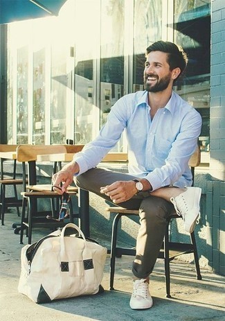 Weiße und schwarze Sporttasche kombinieren – 13 Herren Outfits: Paaren Sie ein hellblaues Langarmhemd mit einer weißen und schwarzen Sporttasche für einen entspannten Wochenend-Look. Fügen Sie weißen Segeltuch niedrige Sneakers für ein unmittelbares Style-Upgrade zu Ihrem Look hinzu.