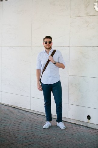 Braune Segeltuch Umhängetasche kombinieren – 65 Herren Outfits: Ein hellblaues Langarmhemd und eine braune Segeltuch Umhängetasche sind eine ideale Outfit-Formel für Ihre Sammlung. Entscheiden Sie sich für weißen Segeltuch niedrige Sneakers, um Ihr Modebewusstsein zu zeigen.