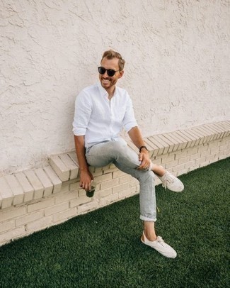 Dunkelgraue Sonnenbrille kombinieren – 500+ Herren Outfits: Für ein bequemes Couch-Outfit, kombinieren Sie ein weißes Langarmhemd mit einer dunkelgrauen Sonnenbrille. Putzen Sie Ihr Outfit mit weißen Segeltuch niedrigen Sneakers.