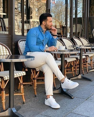Sneakersocken kombinieren – 500+ Casual Herren Outfits: Vereinigen Sie ein blaues Chambray Langarmhemd mit Sneakersocken für einen entspannten Wochenend-Look. Wählen Sie weißen Segeltuch niedrige Sneakers, um Ihr Modebewusstsein zu zeigen.