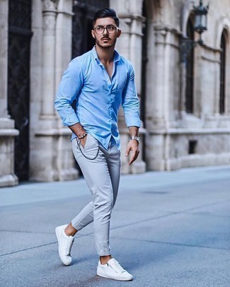 Hellblaues Langarmhemd kombinieren – 500+ Casual Sommer Herren Outfits: Vereinigen Sie ein hellblaues Langarmhemd mit einer grauen Chinohose für ein bequemes Outfit, das außerdem gut zusammen passt. Weiße Segeltuch niedrige Sneakers liefern einen wunderschönen Kontrast zu dem Rest des Looks. Das Outfit ist einfach Sommer pur.