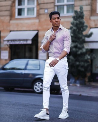 Weißes und violettes Langarmhemd kombinieren – 500+ Herren Outfits: Kombinieren Sie ein weißes und violettes Langarmhemd mit einer weißen Chinohose für ein bequemes Outfit, das außerdem gut zusammen passt. Wenn Sie nicht durch und durch formal auftreten möchten, ergänzen Sie Ihr Outfit mit weißen und schwarzen Leder niedrigen Sneakers.