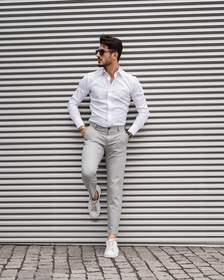 Weiße Leder niedrige Sneakers kombinieren – 500+ Sommer Herren Outfits: Entscheiden Sie sich für ein weißes Langarmhemd und eine graue Chinohose für einen bequemen Alltags-Look. Wenn Sie nicht durch und durch formal auftreten möchten, entscheiden Sie sich für weißen Leder niedrige Sneakers. Ein tolles Outfit für den Sommer.