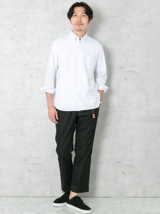 Grauen Gürtel kombinieren – 109 Herren Outfits: Entscheiden Sie sich für Komfort in einem weißen Langarmhemd und einem grauen Gürtel. Fühlen Sie sich mutig? Komplettieren Sie Ihr Outfit mit schwarzen Wildleder niedrigen Sneakers.
