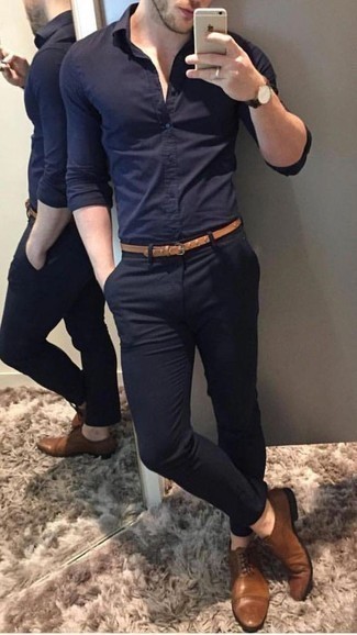 Braune Leder Oxford Schuhe kombinieren – 1200+ Herren Outfits: Kombinieren Sie ein dunkelblaues Langarmhemd mit einer dunkelblauen Chinohose für ein Alltagsoutfit, das Charakter und Persönlichkeit ausstrahlt. Braune Leder Oxford Schuhe bringen Eleganz zu einem ansonsten schlichten Look.