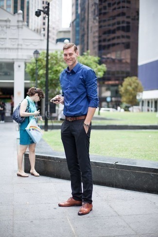 Braunen Ledergürtel kombinieren – 500+ Smart-Casual Herren Outfits: Ein blaues Langarmhemd und ein brauner Ledergürtel sind eine ideale Outfit-Formel für Ihre Sammlung. Fühlen Sie sich mutig? Wählen Sie rotbraunen Leder Oxford Schuhe.